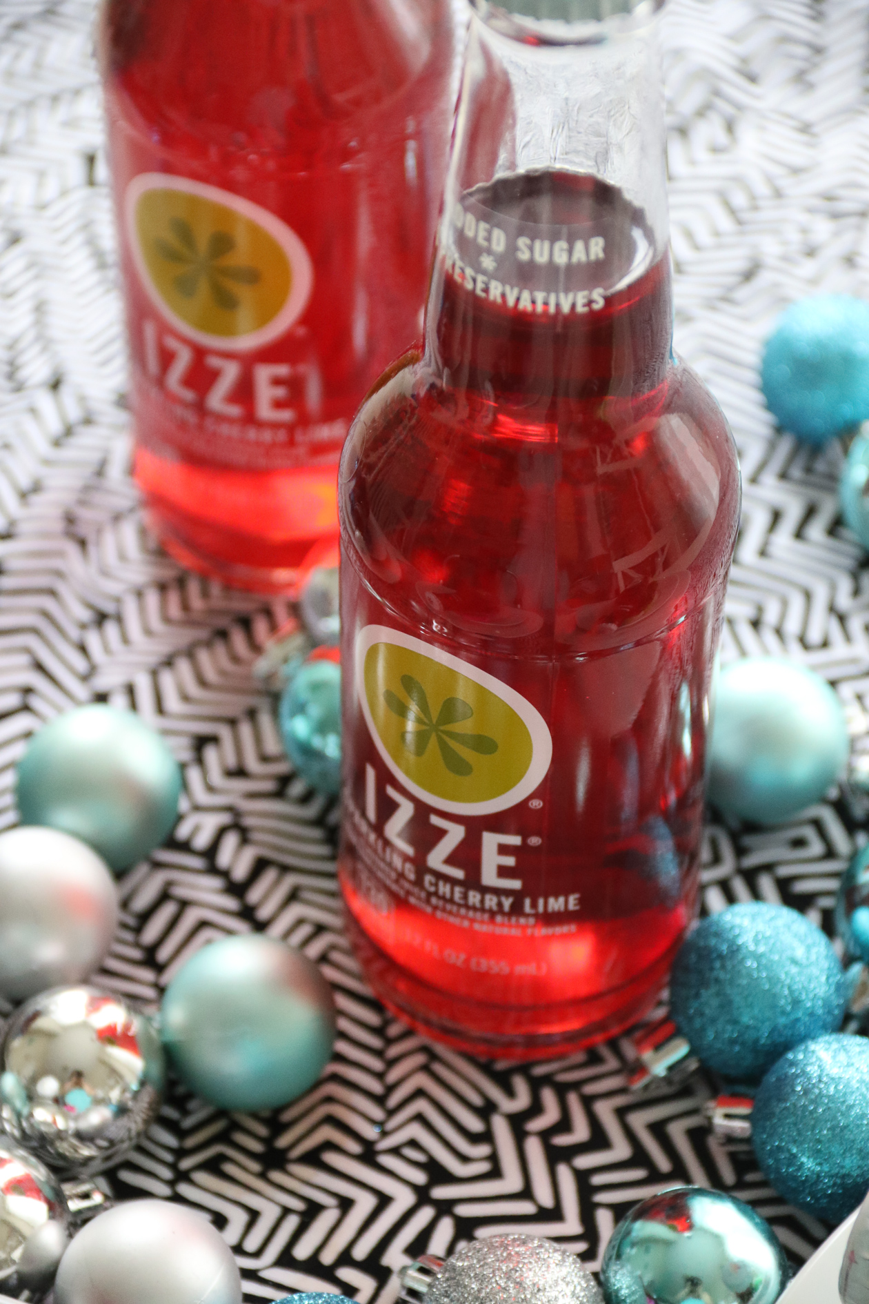 Holiday Tablescape with IZZE | @dcgirlinpearls