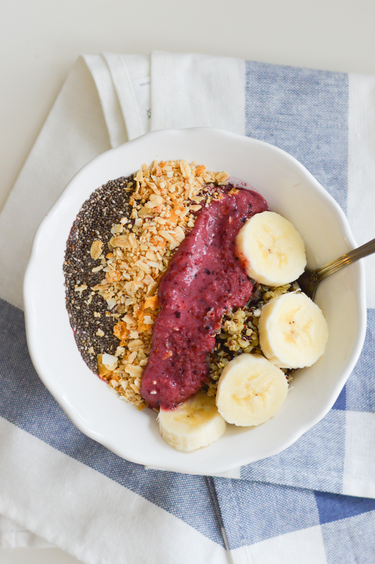 Berry Quinoa Breakfast Bowl | @dcgirlinpearls